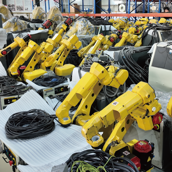 FANUC R-2000iC robot
